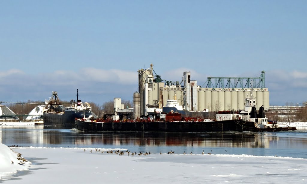 Barge on the icy River / Eine Schute auf dem vereisten Fluss