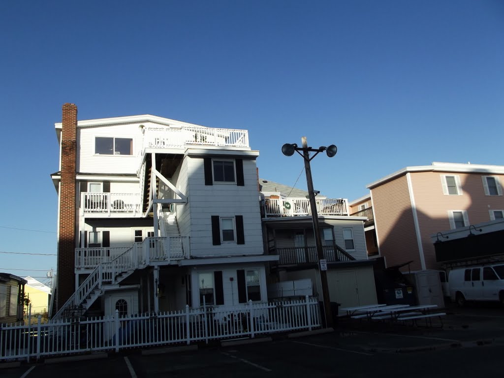 At one time this three level structure must have backed up to another, then there was a fire.