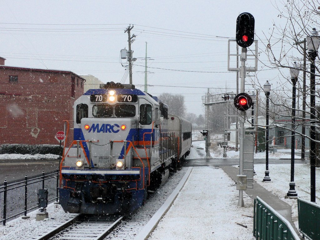 MARC GP-40 Pulls into Downtown Frederick