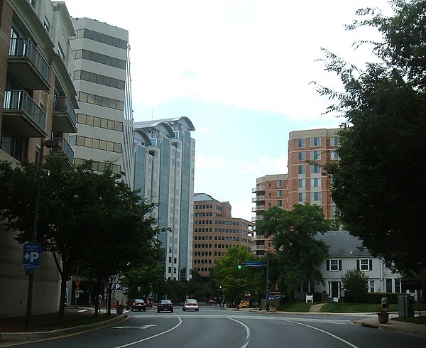 Intersection Woodmont Avenue at Edgemore Lane, Bethesda, MD, USA