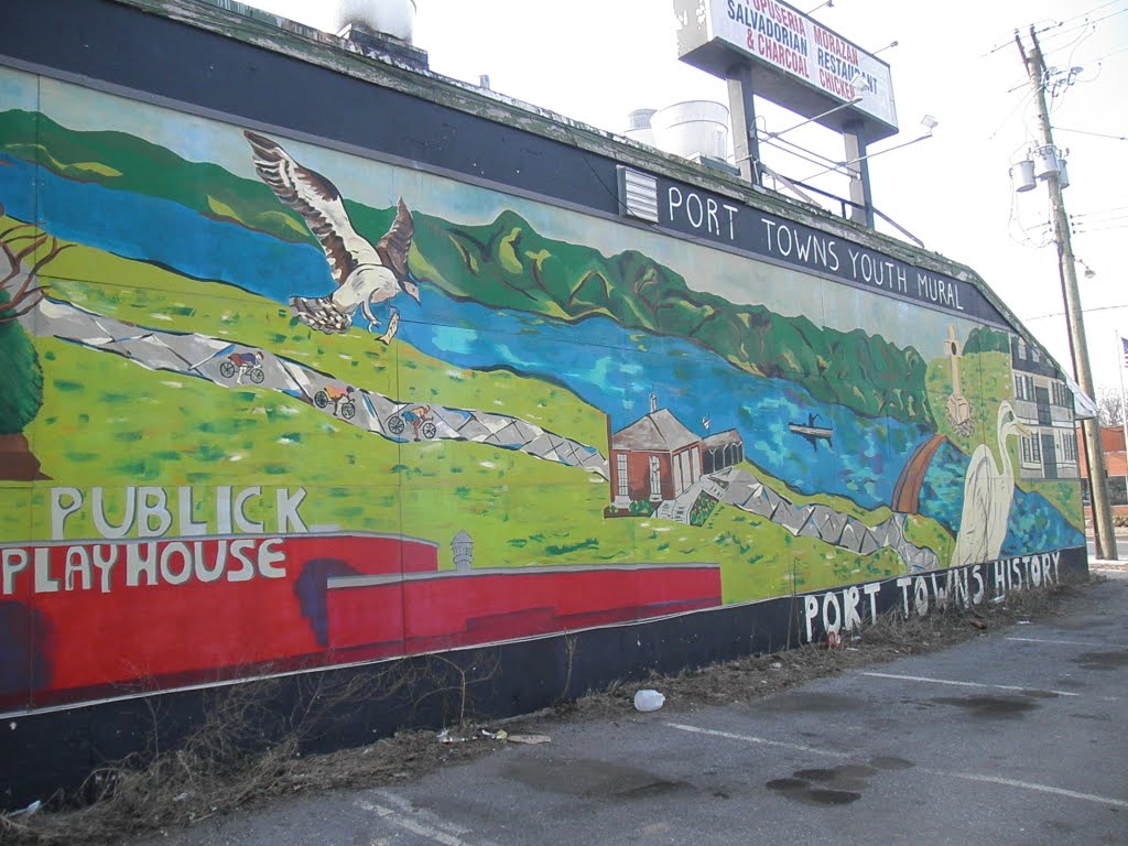 mural and trash on salvadorian wall