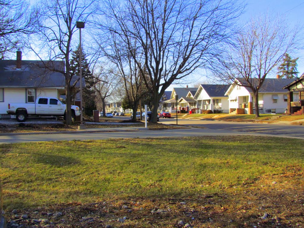 Viewing west-north-westerly in the North Bottoms neighbourhood, along New Hampshire St. by its intersection with Jessie Place. Lincoln, Nebraska.