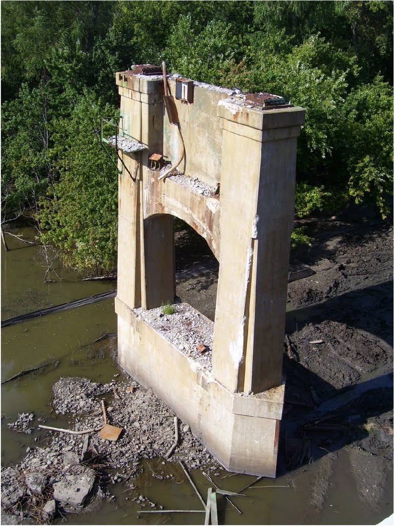 Remnant of Old Veterans Memorial Bridge