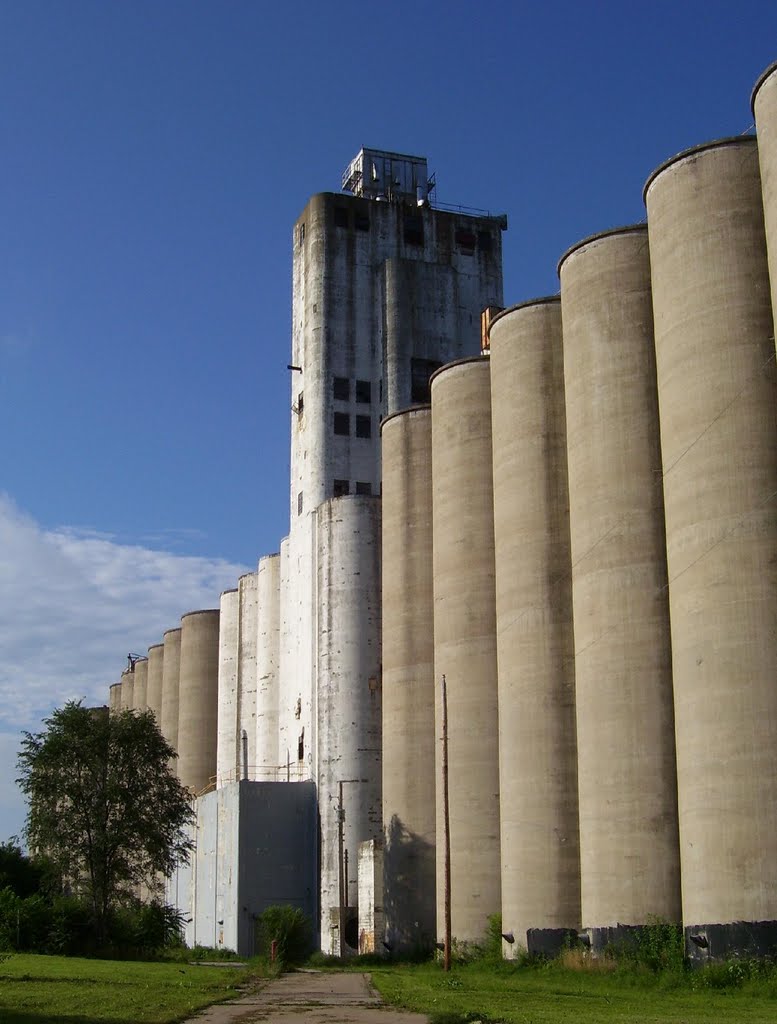 Field Club grain elevators, Omaha