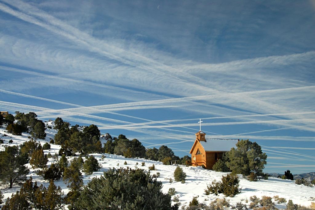 Vapor trails over Belmont church - 200801LJW