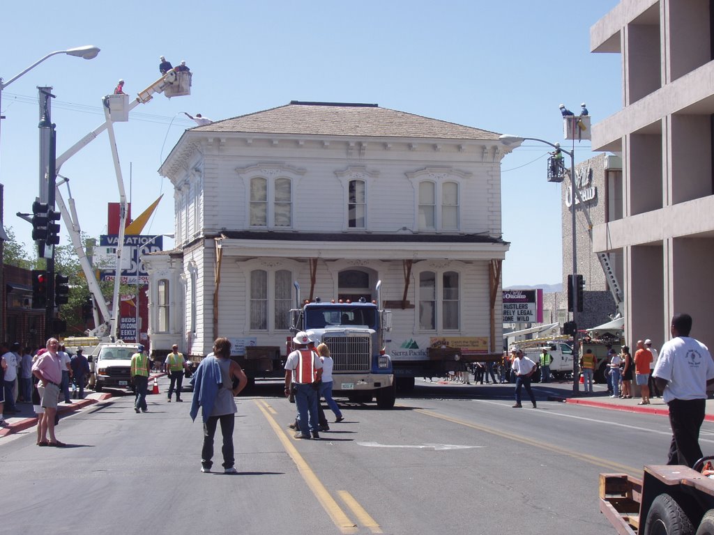 The Lake Mansion house moving 11 July 2004