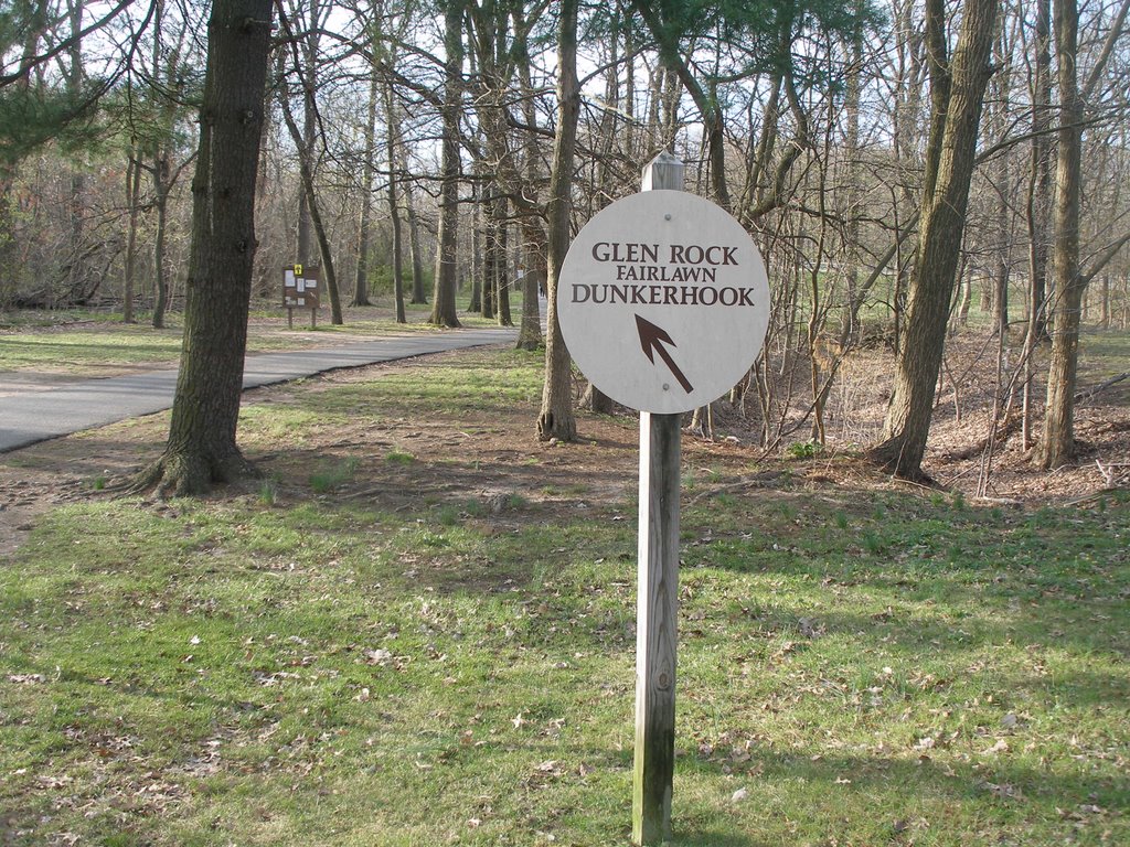 A sign at the beginning of the trail at Saddle River County Park