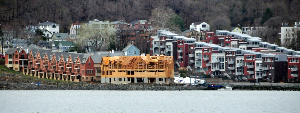 USA - NY - New York City. Hudson River. C-Line 52. Von Dohln Marina on the Hudson, NJ. Who says  one shouldnt build to close to water?