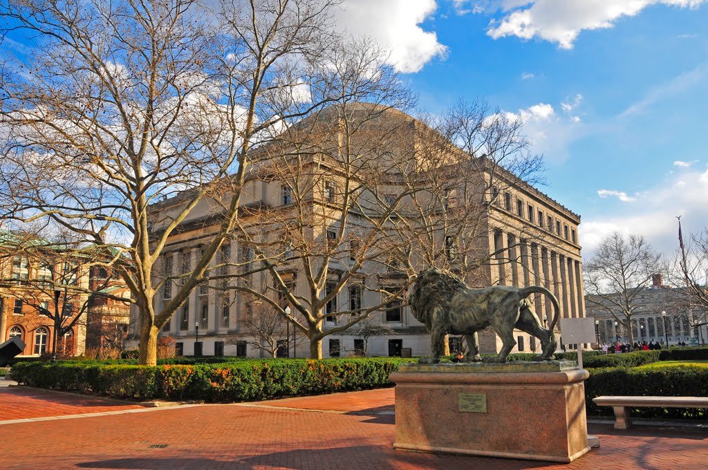 Low Memorial Library with Scholars Lion (by sculptor Greg Wyatt) in the foreground, Columbia University, New York