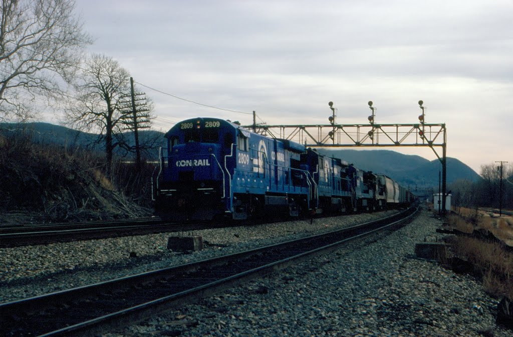 Northbound Conrail Freight Train "OPSE" with GE B23-7 No. 2809 in the lead at Beacon, NY