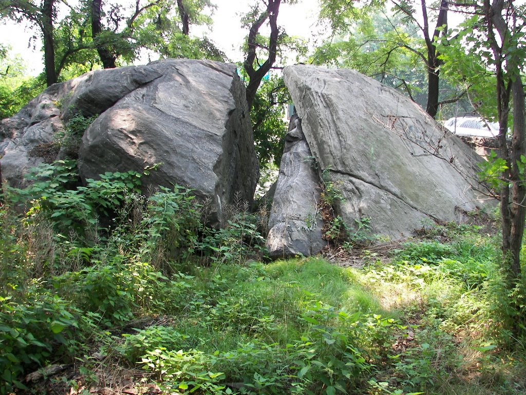 Split Rock: Traditionally, Anne Hutchinsons Hiding Place During Indian Raid