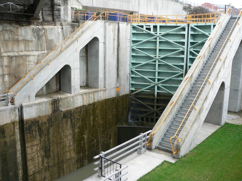 Erie Canal lock - Lockport, NY
