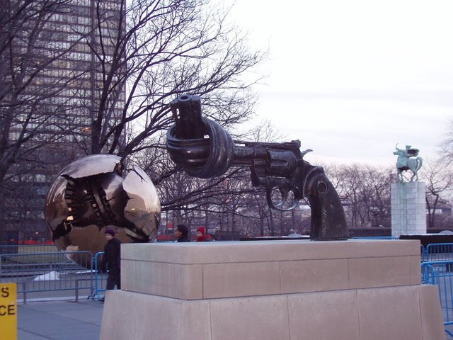 082 New York, Denkmäler vor dem UNO-Hauptquartier