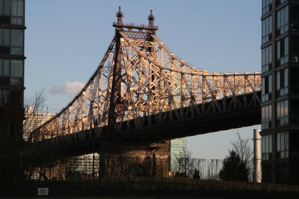 LB - Tower of the Queensboro Bridge (east side)