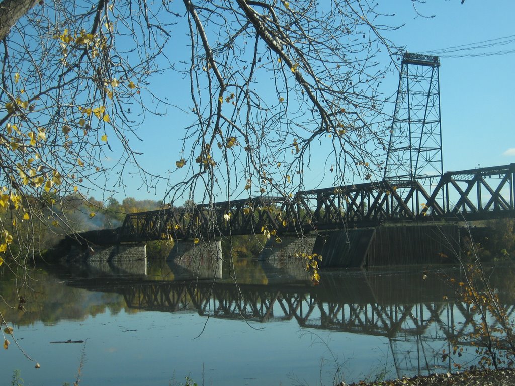 Railroad bridge over the Hudson in fall