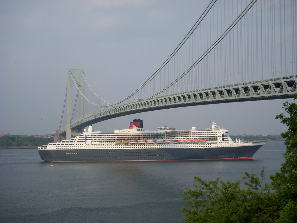 Queen Mary 2 sails under Verrazano  Bridge