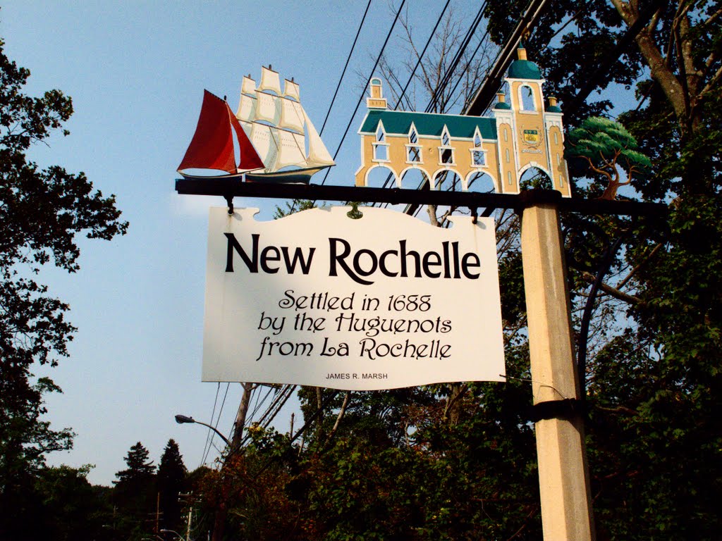 Historic New Rochelle Approach Sign on Wilmot near Weaver Street