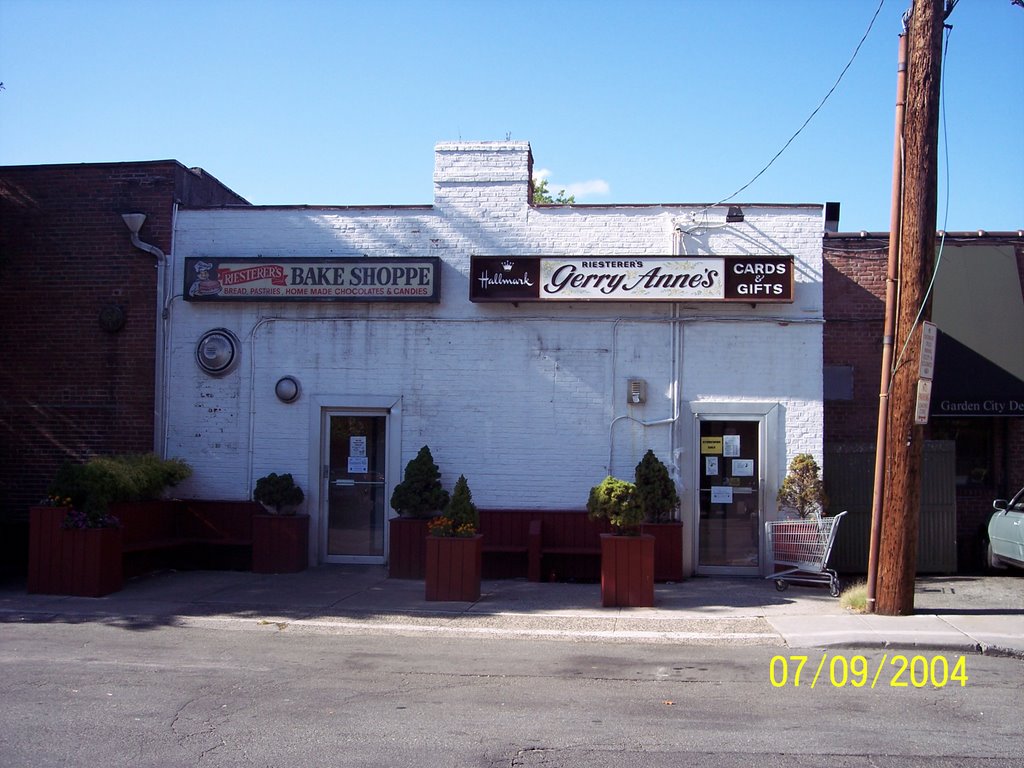 Riesterers Bakery and Gerry Annes on 7th Street
