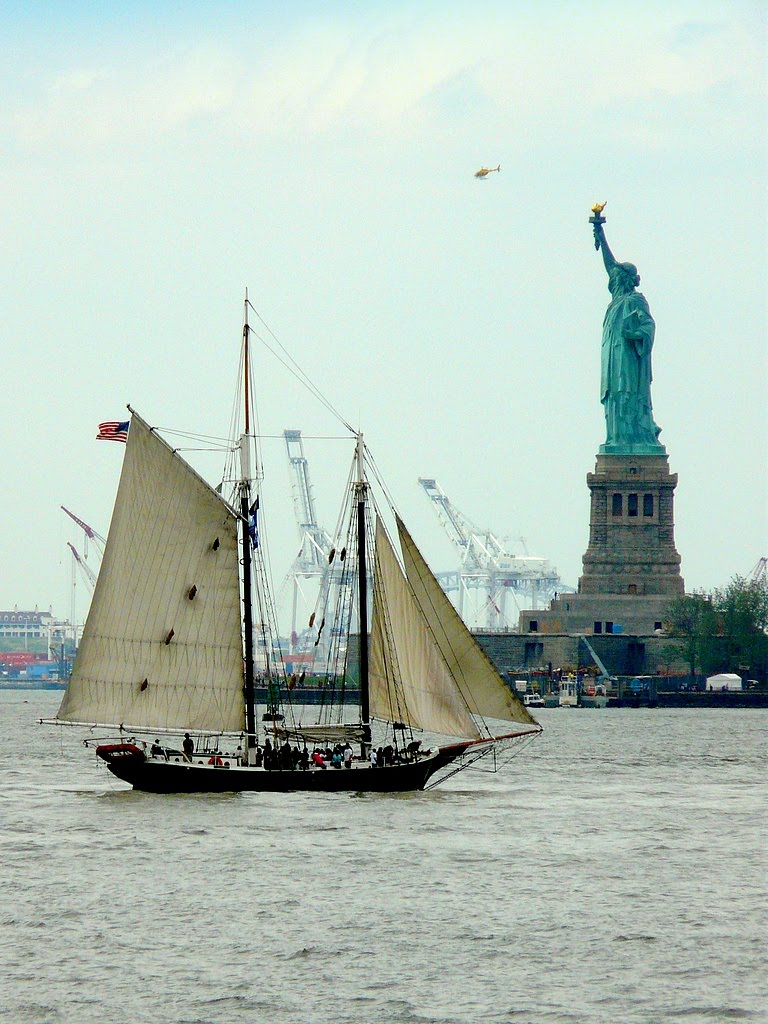 USA, sur Liberty Island, la Statue de la Liberté de 46m fût achevée le 28 Octobre 1886