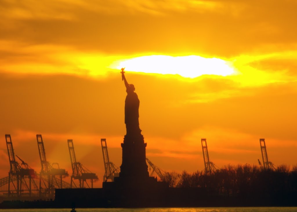 Statue of Liberty Light up the Sky