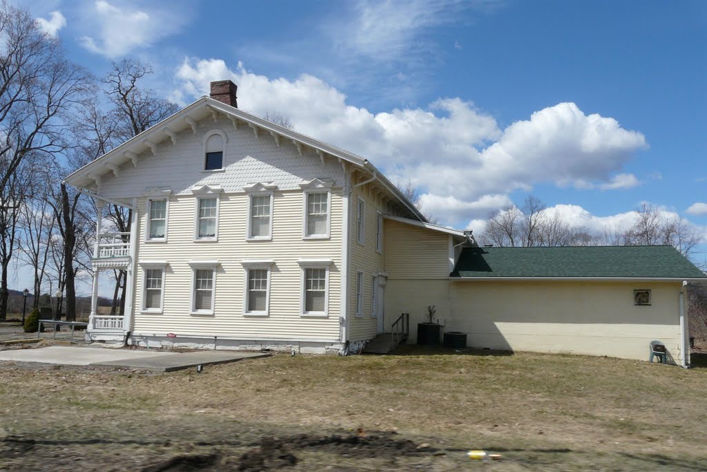 (copyrighted)  1844 Drovers Inn & Round family residence
