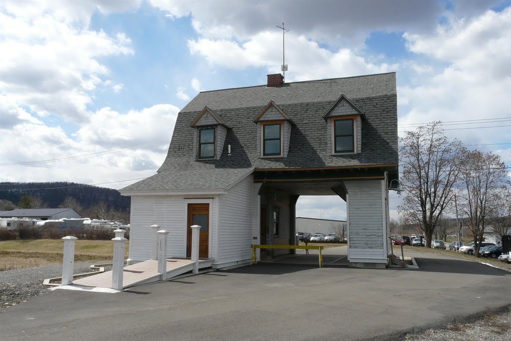 (copyrighted) 1915 Rounds Coal House at rail trail
