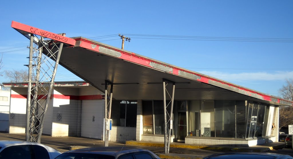 Phillips 66 Harlequin Batwing gas station, Central Ave, Historic Route 66, Albuquerque, NM, circa 1960s, style: Googie