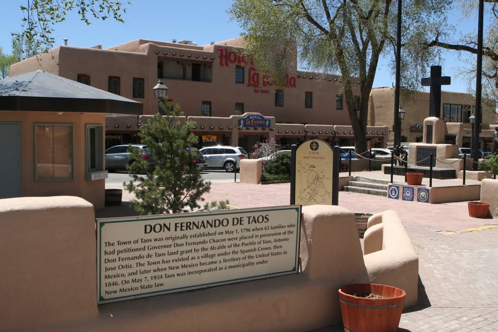 Plaza de San Fernando en Taos, un lugar donde su origen español en 1617 es patente
