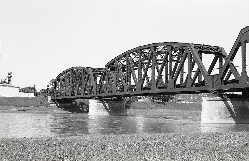 1982 Dayton , Ohio - Mad River - rail trestle bridge