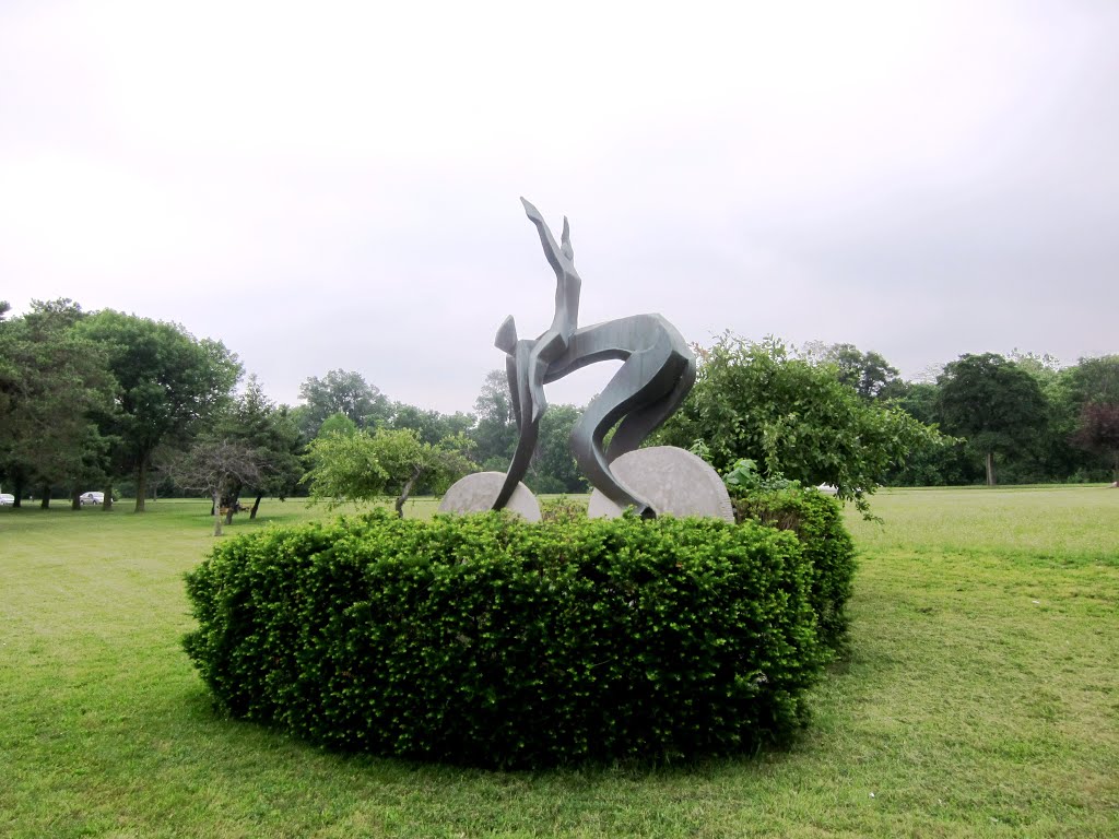 Sculpture honoring bicyclists