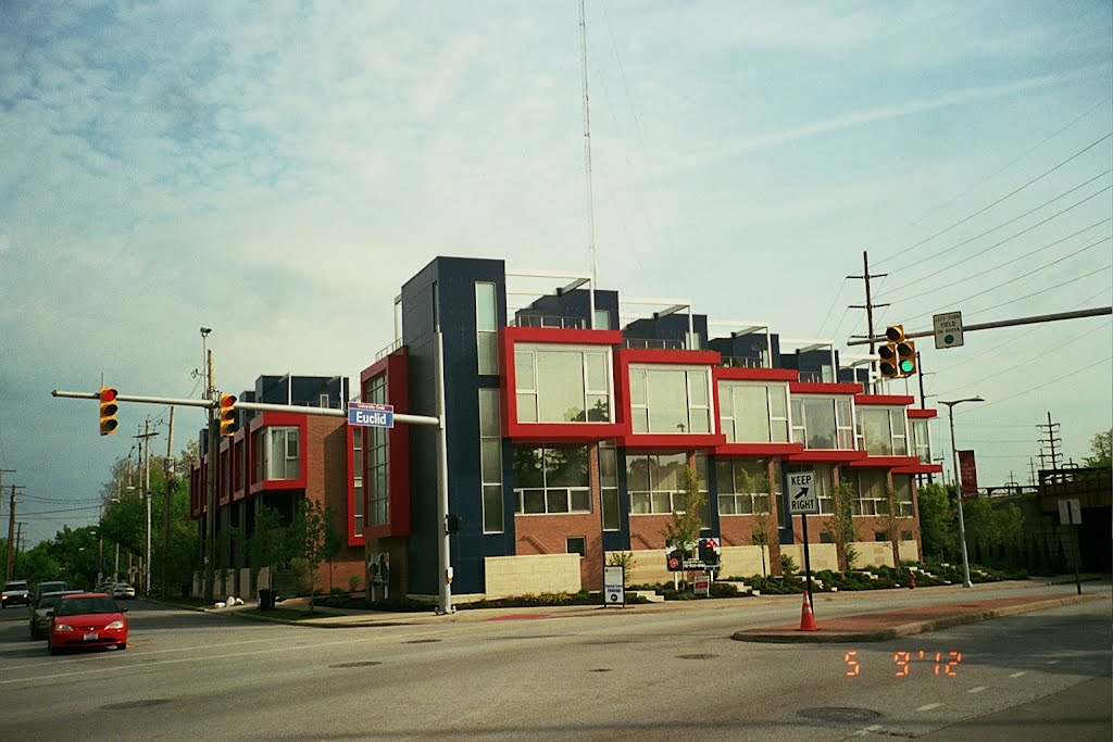 "Circle 118" is a residential development at E.118th Street & Euclid Avenue. Red Line Rapid tracks & viaduct to its right; the E.120th Street Red Line station is near here. (May 2012)