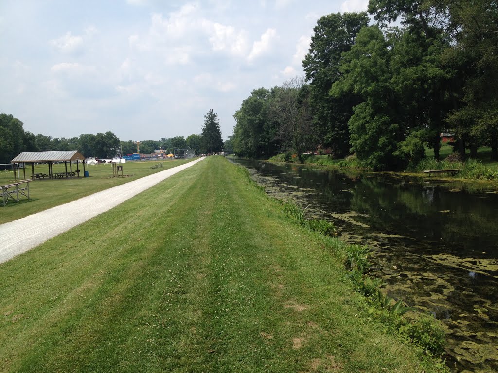 Towpath and canal near Canal Fulton
