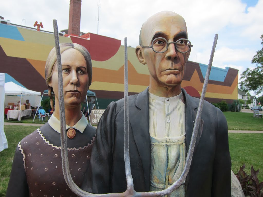 American Gothic in the round
