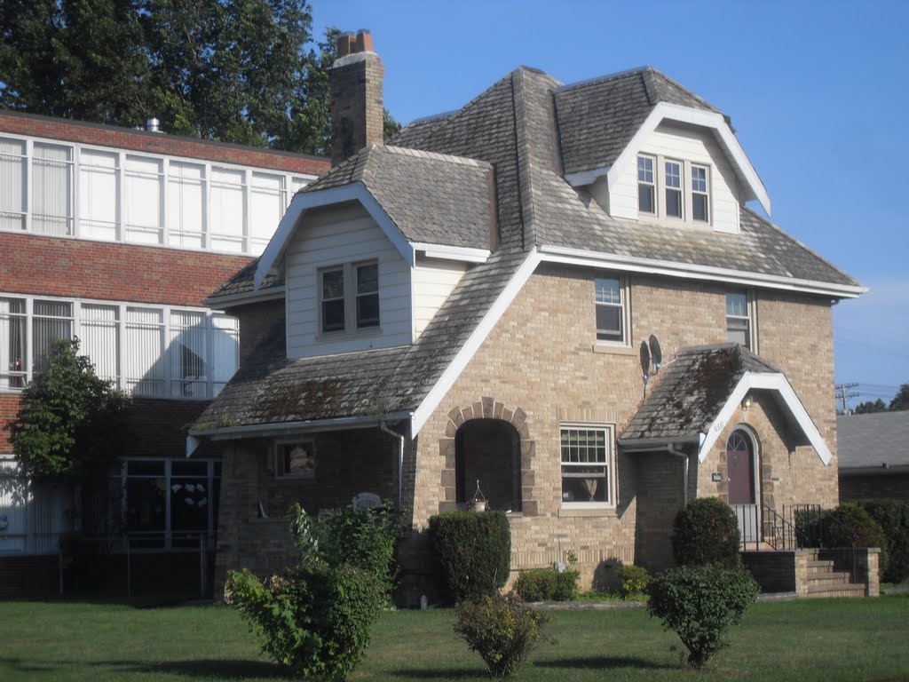 Cool old colonial. Parma, Ohio