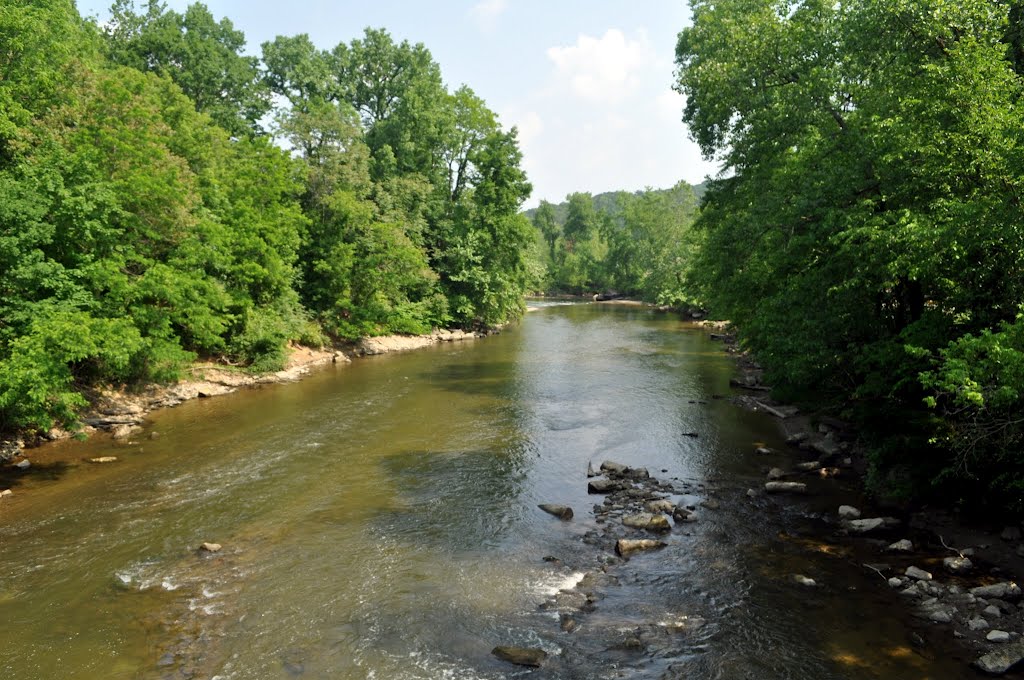 Cuyahoga river flowing north to Cleveland and Lake Erie