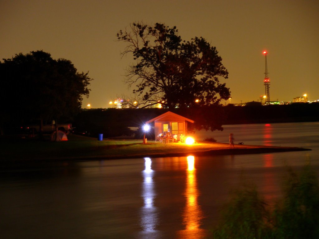 DSC05559 Lake in Texas at night SW view