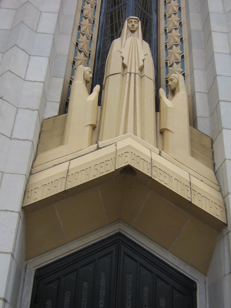 TULSA, OKLAHOMA, USA - BOSTON AVENUE METHODIS EPISCOPAL CHURCH, SOUTH - FIGURES ABOVE ONE OF THE MAIN DOORS