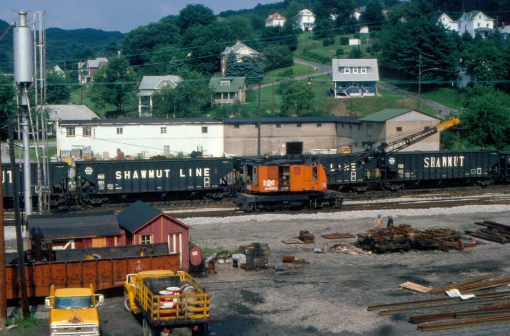 Pittsburgh & Shawmut Railroad Open Hoppers No. 621, No. 432 and Bessemer & Lake Erie Railroad Ohio Crane No. A62 at Butler, PA
