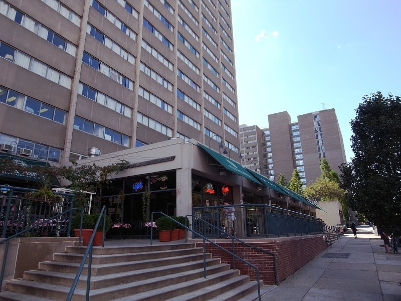 dining and retail establishments on Sansom Place East ground floor