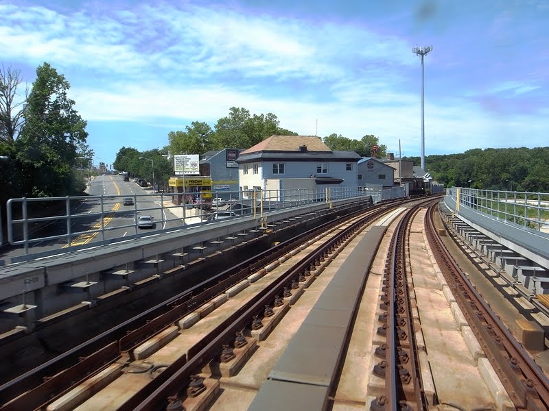 SEPTA EL is turning off Market St. at Upper Darby