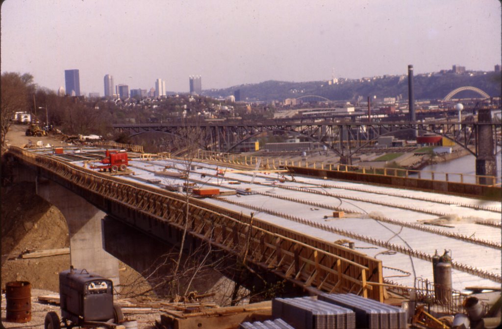 New bridge under consturction, April 1984.