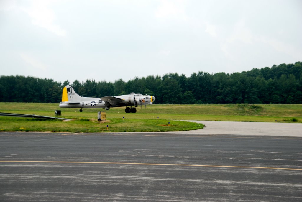 Vintage B-17 Liberty Belle landing