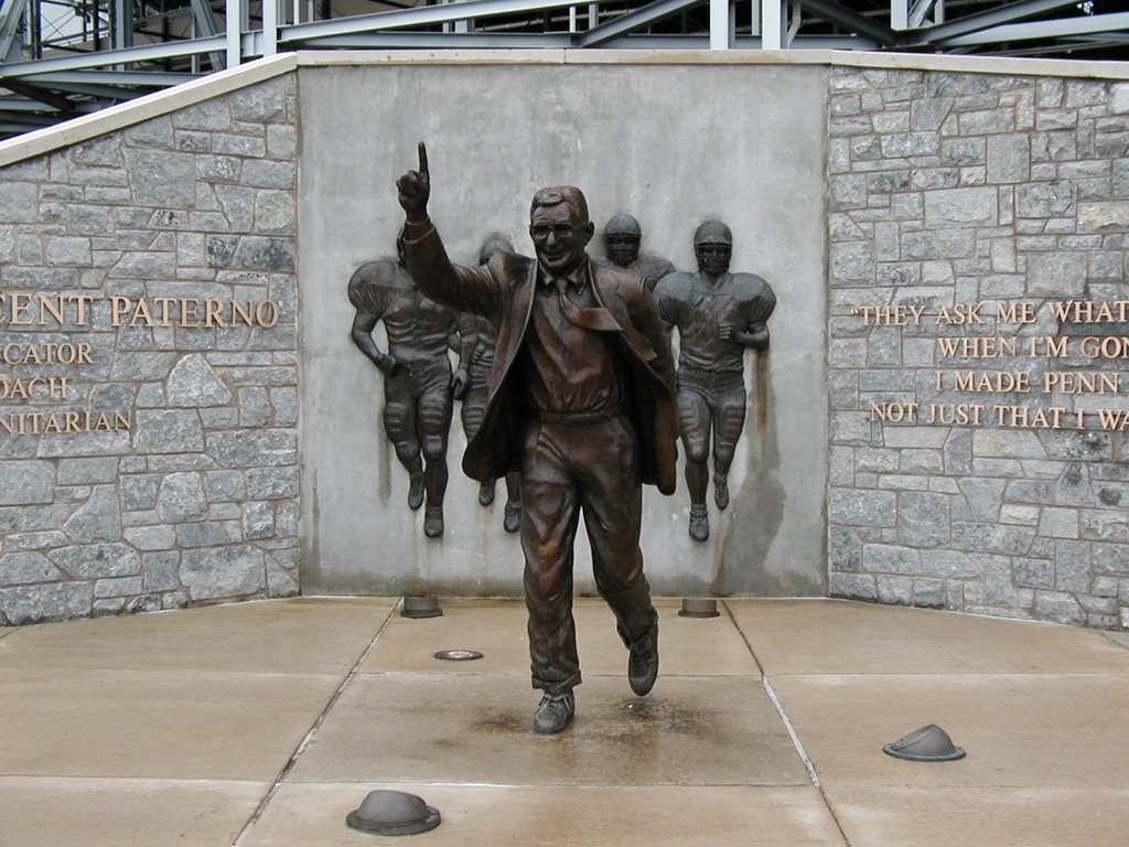 07-09-03 Joe Paterno statue