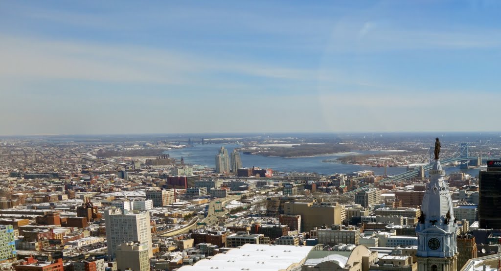William Penn statue gazing over the Delaware River in Philadelphia