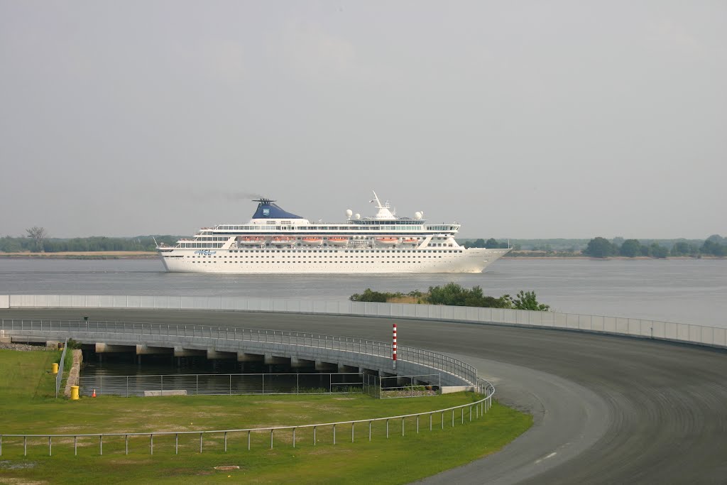 Cruise Ship Passing Harrahs Chester