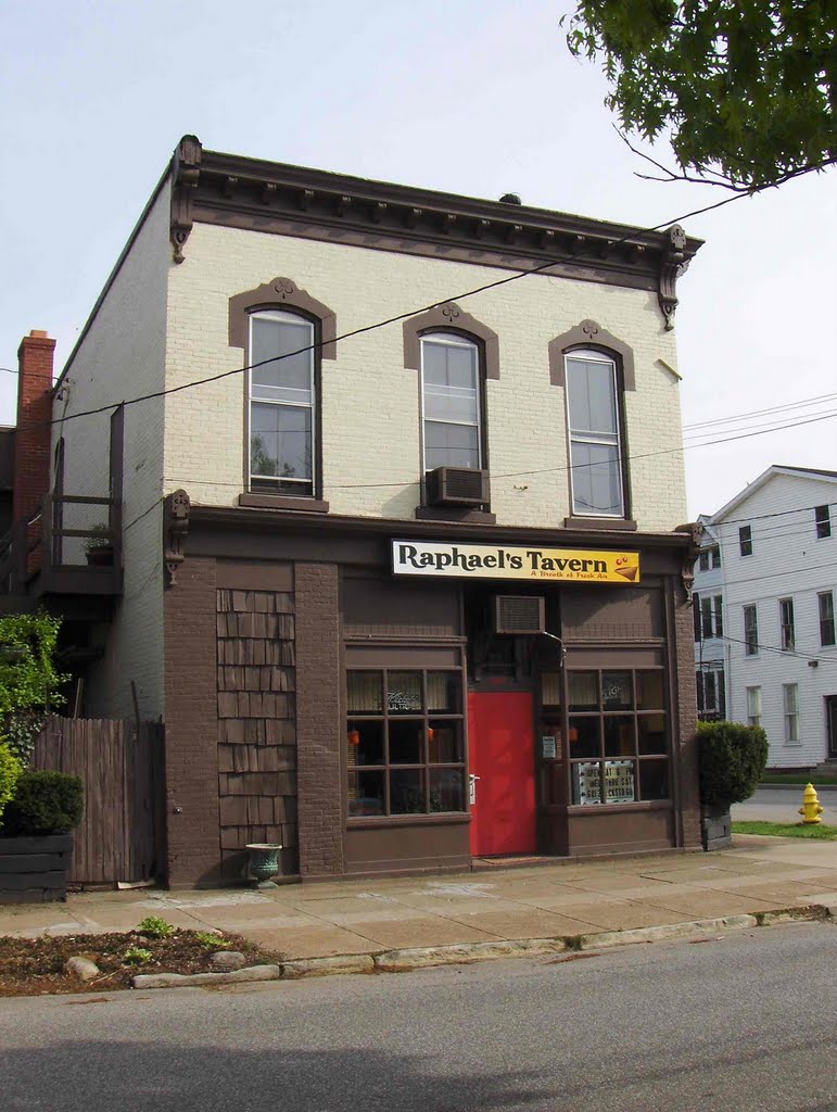 Raphaels Tavern, GLCT