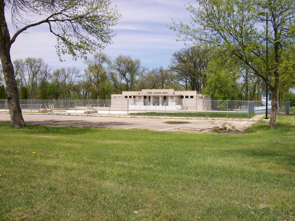 Riverside Pool building before renovation