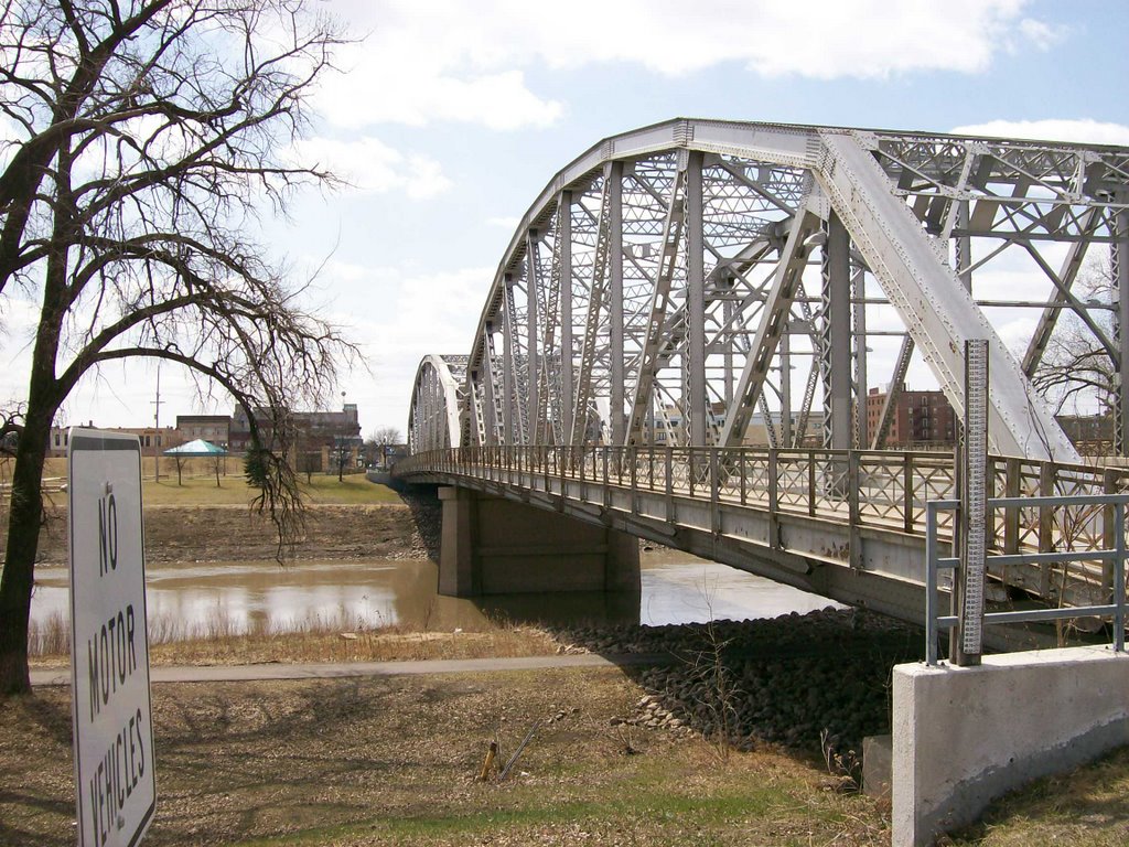 Sorlie Bridge from East Grand Forks looking west