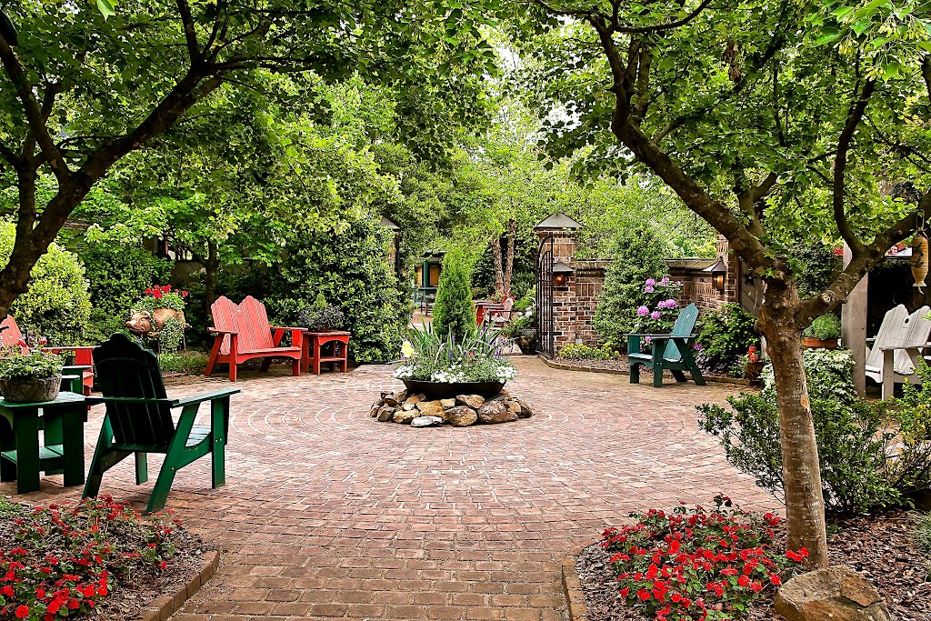 206) Lexington NC, Bob Timberlake Gallery outdoor garden patio scene [304]