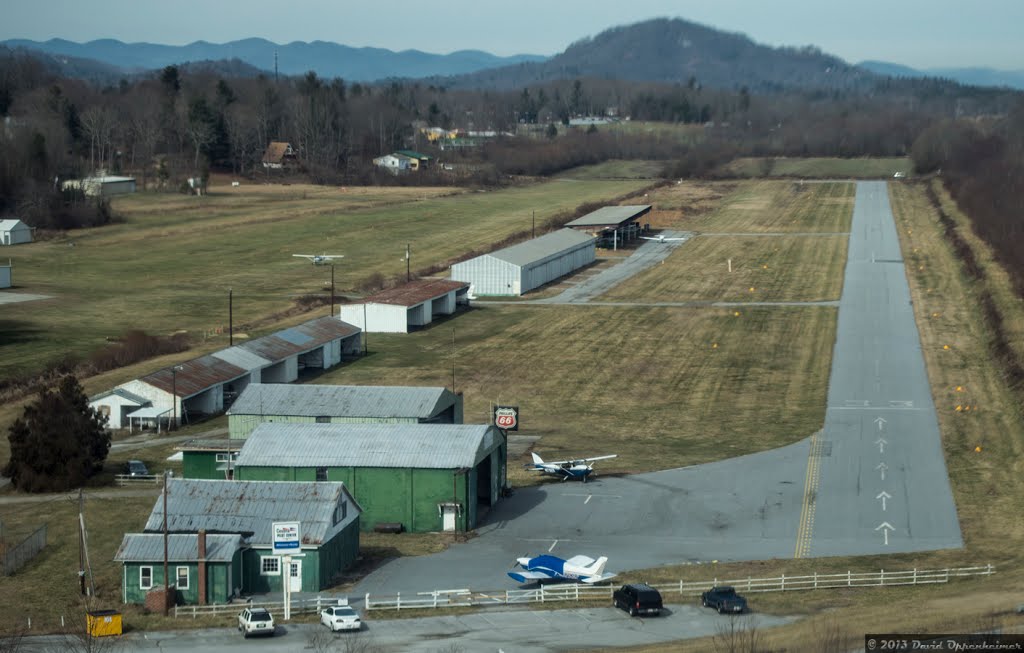 Hendersonville County Airport in North Carolina - Landing Approach